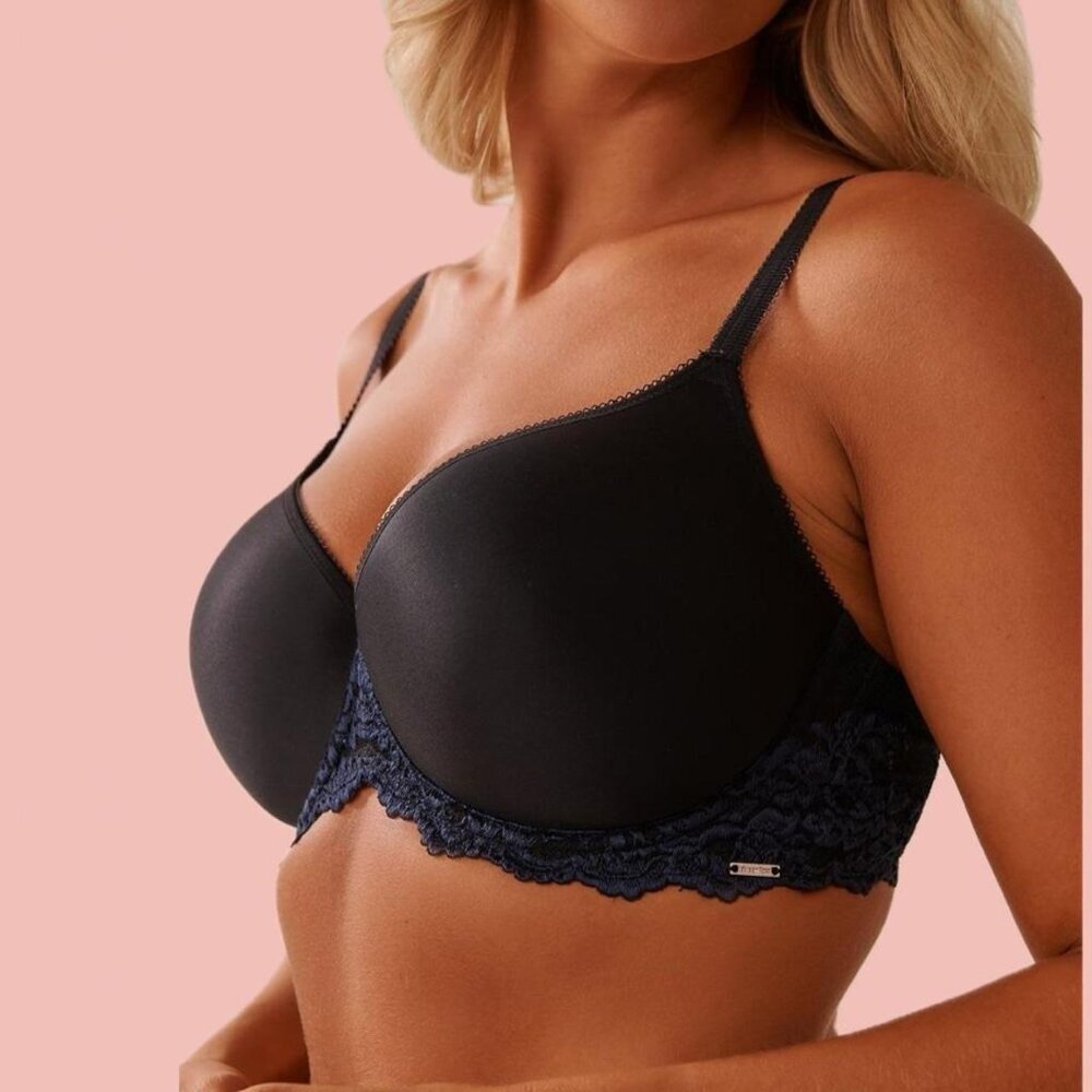 Barely worn La Vie en Rose bra in navy and black lace.